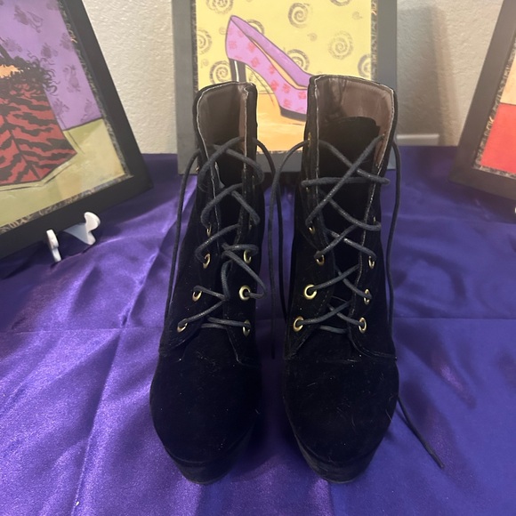 Vero Cuoio Italian Made Black High Heel Bootie. - Picture 2 of 14